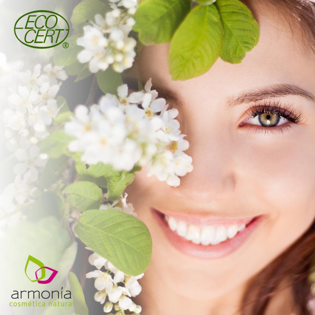 Agua Micelar como producto indicado en la  limpieza facial
