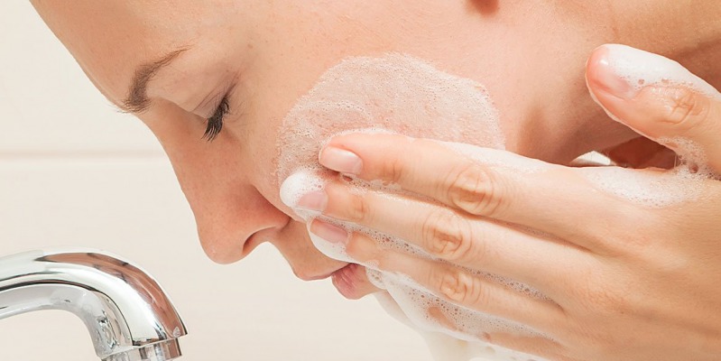 Limpieza facial dermatológica: Consejos para lavar la cara