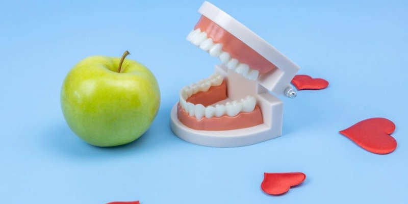 ¿QUÉ ALIMENTOS EVITAR SI USAS DENTADURA POSTIZA?