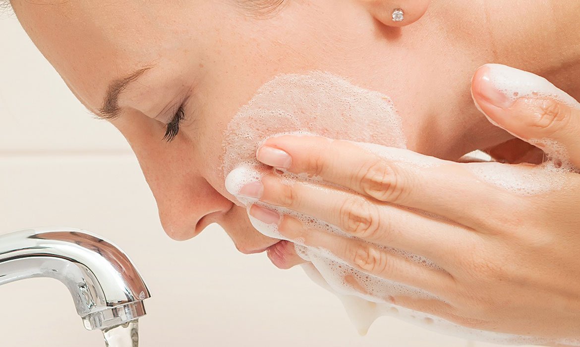 Limpieza facial dermatológica: Consejos para lavar la cara